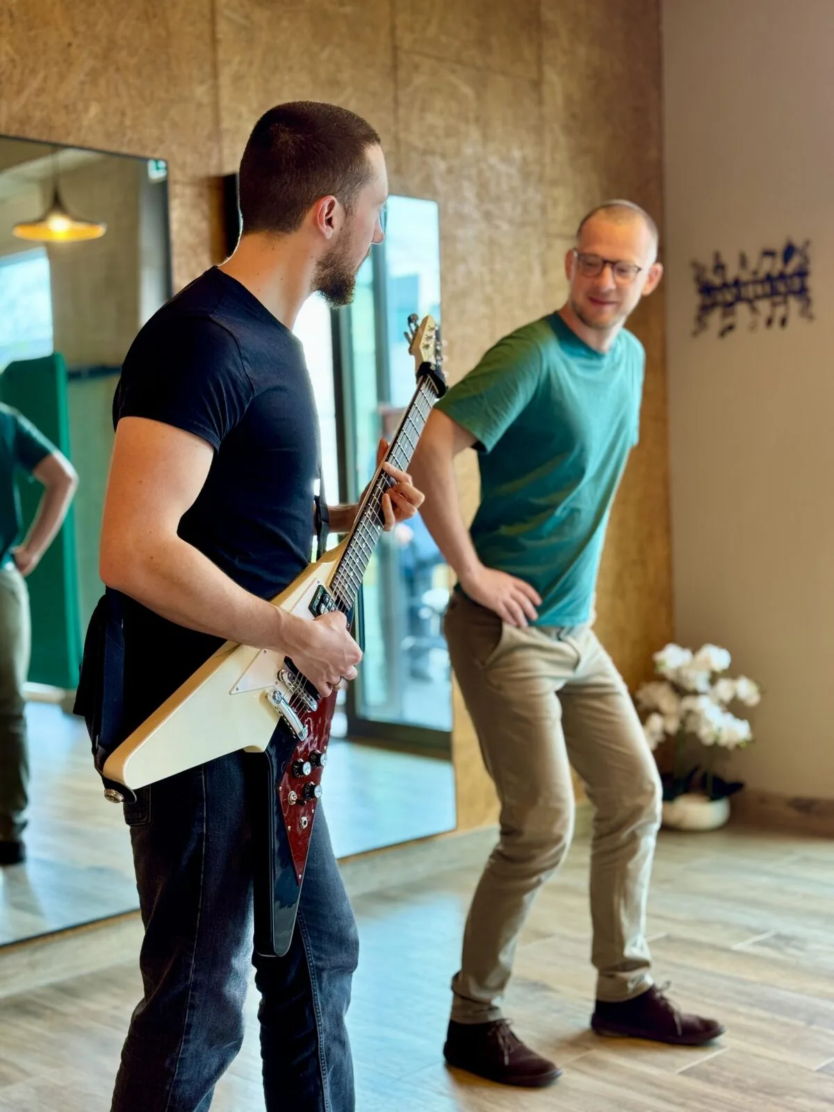 Sébastien Braito guide le geste d'un guitariste au cabinet Physio Corner